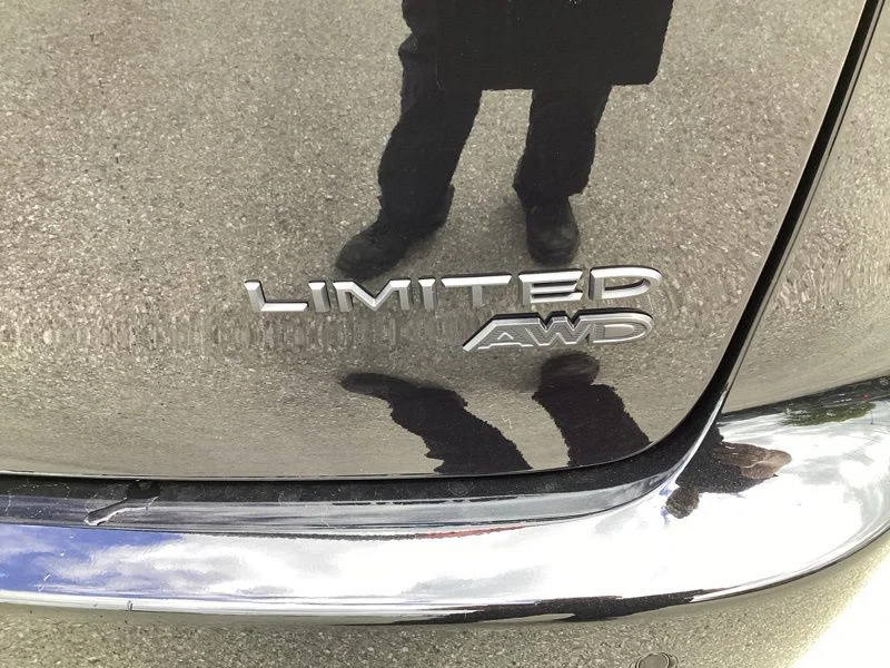 New 2027 Diamond Black Crystal Pearl-Coat Exterior Paint Chrysler Limited image 12