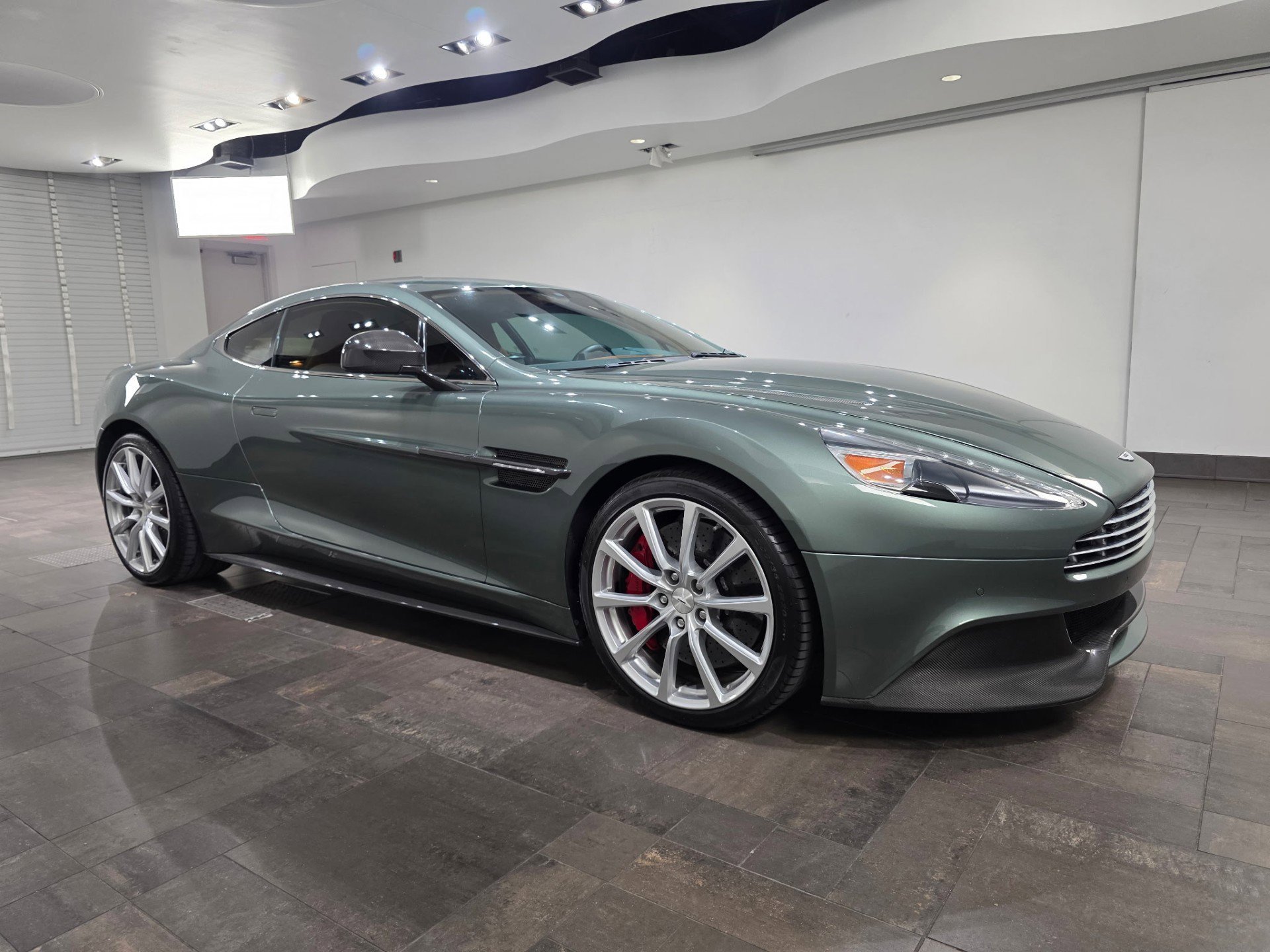 2016 Aston Martin Vanquish's photo