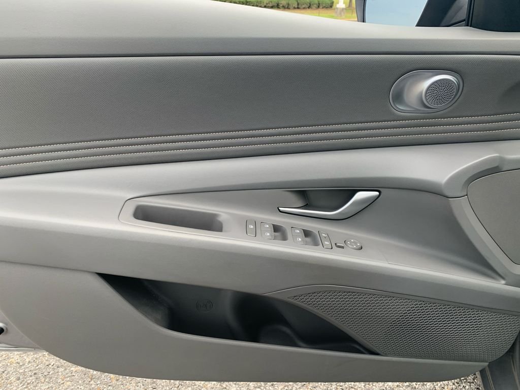 Used 2025 Silver Hyundai SEL Convenience image 11