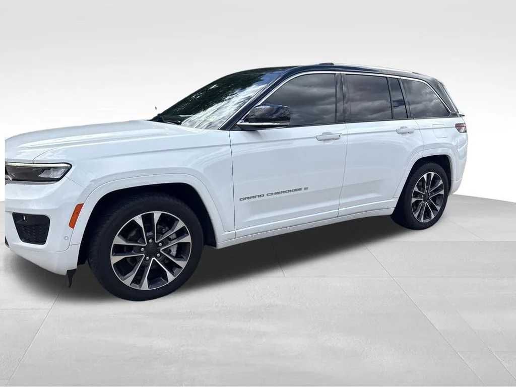 Used 2022 White Jeep Overland image 16
