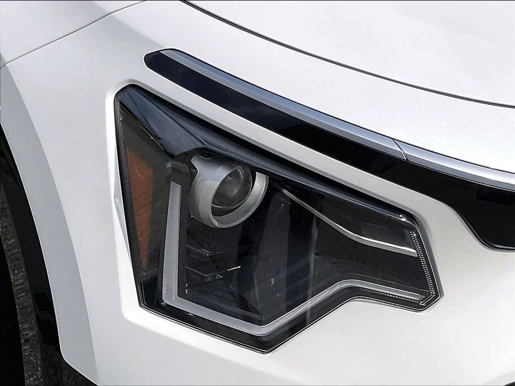 Used 2023 White Kia Wind image 32