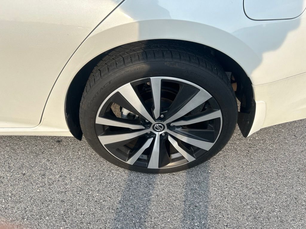 Used 2019 White Nissan 2.5 SR image 10