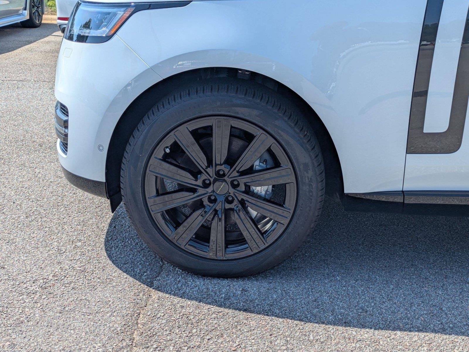 New 2026 Fuji White Land Rover SE image 10