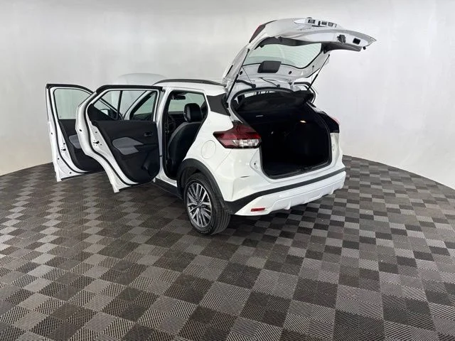 Used 2024 White Nissan SR image 16