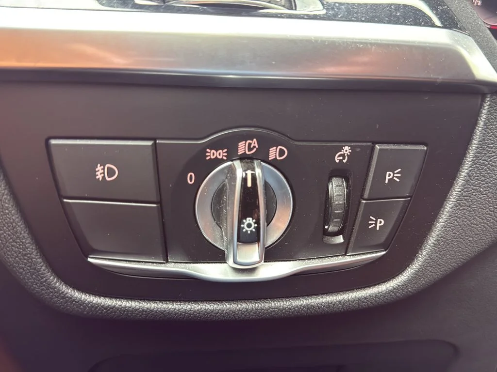 Used 2021 White BMW xDrive30i image 13
