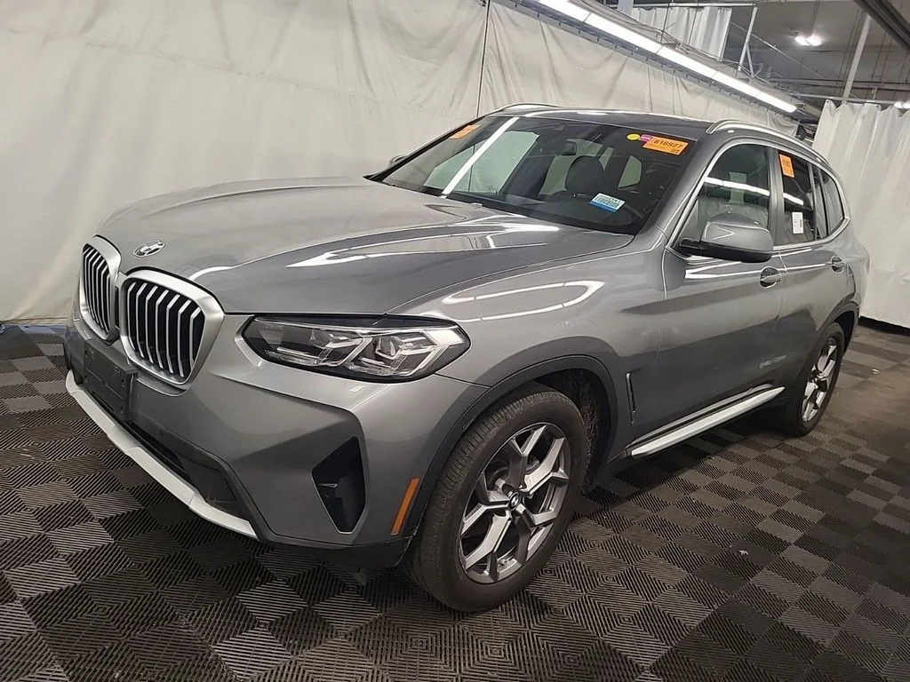 Used 2023  BMW xDrive30i image 2