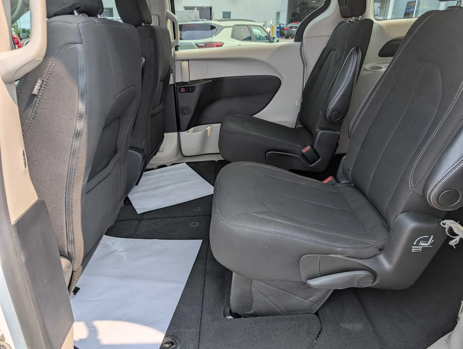 Used 2022 Bright White Clearcoat Chrysler LX image 20