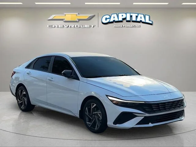 Used 2025 White Hyundai SEL Sport image 7