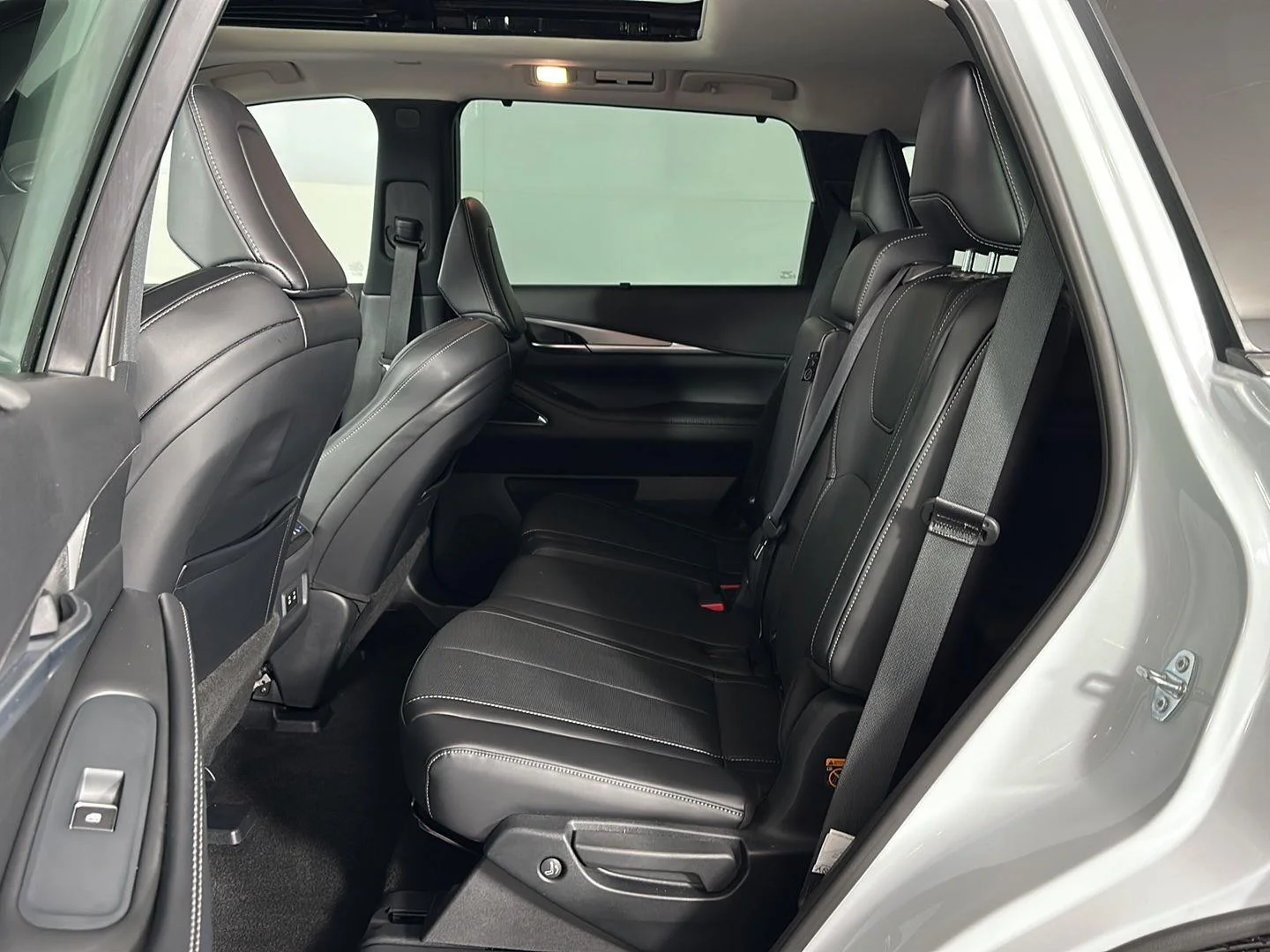 Used 2026 Radiant White INFINITI LUXE image 26