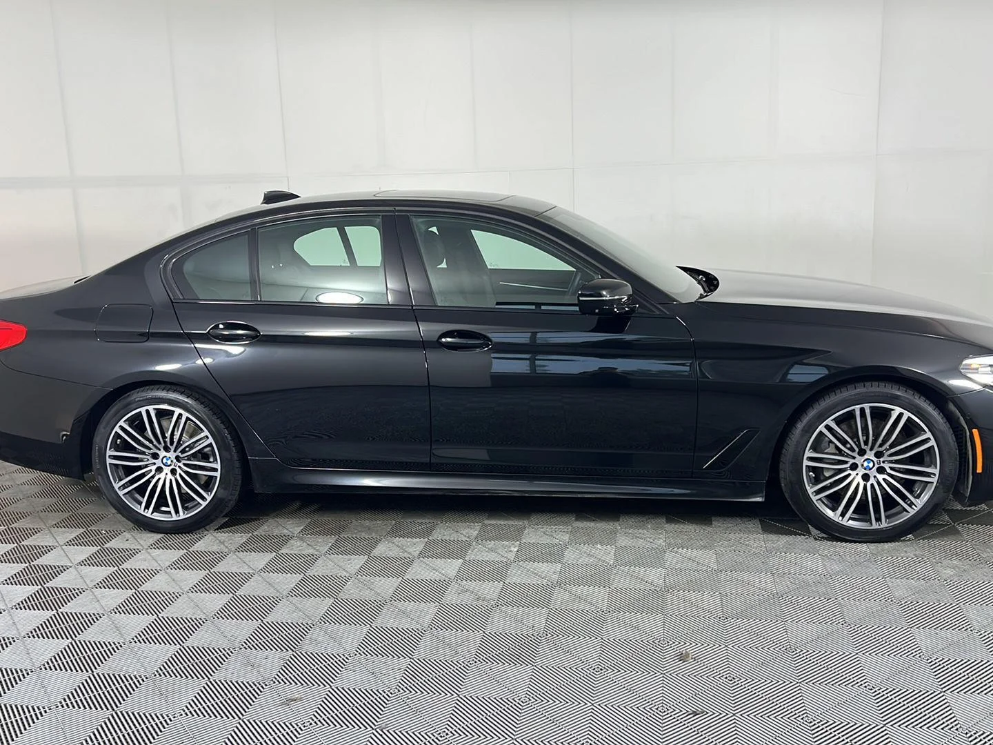 Used 2019 Black Sapphire Metallic BMW 540i xDrive image 3