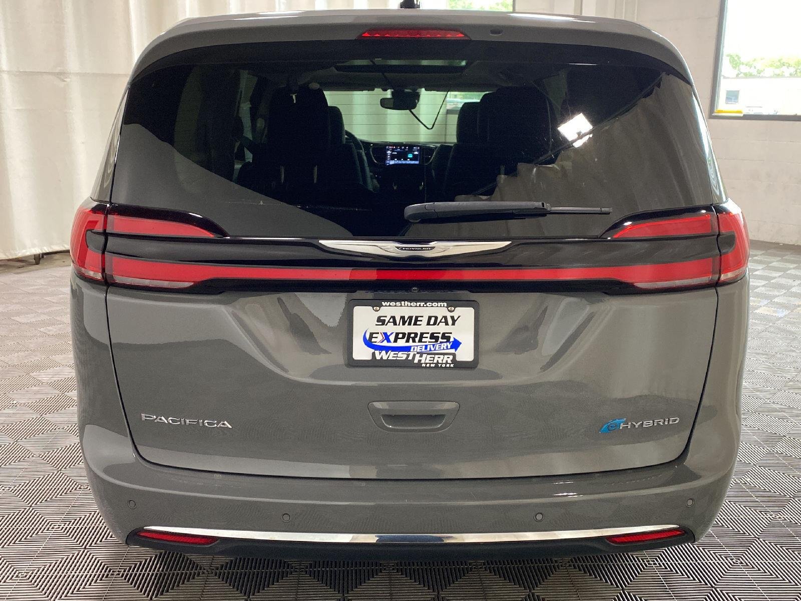 Used 2023 Ceramic Gray Clearcoat Chrysler Hybrid Limited image 4