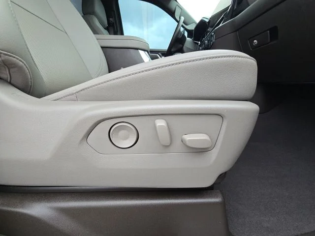 Used 2025 White Chevrolet LTZ image 20