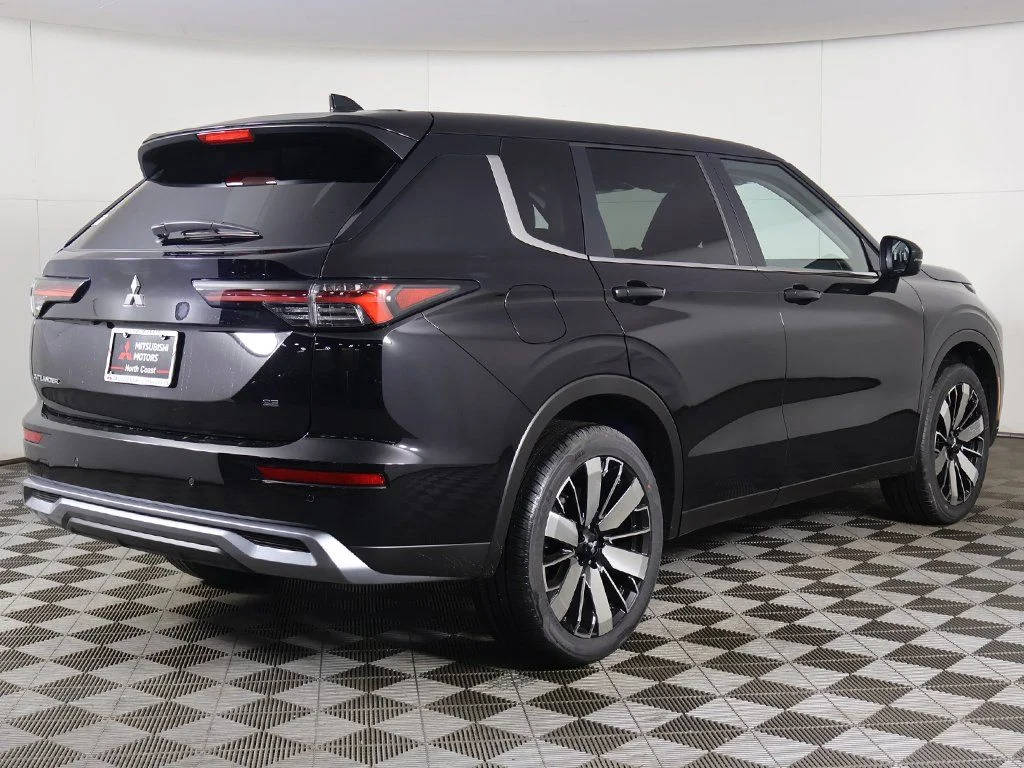 New 2026 Black Mitsubishi SE image 10