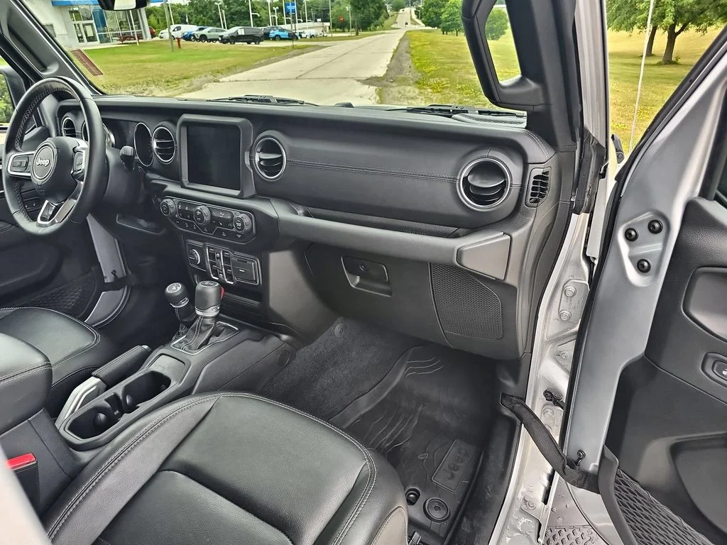 Used 2022 Silver Jeep Overland image 30