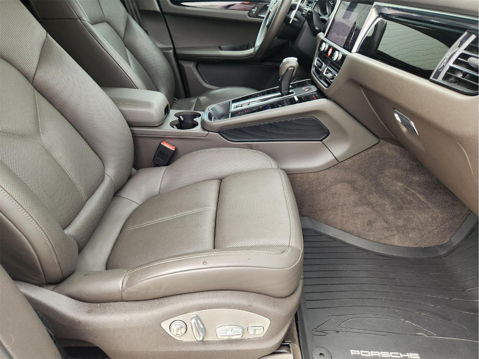 2022 Porsche Macan photo 14 of 33