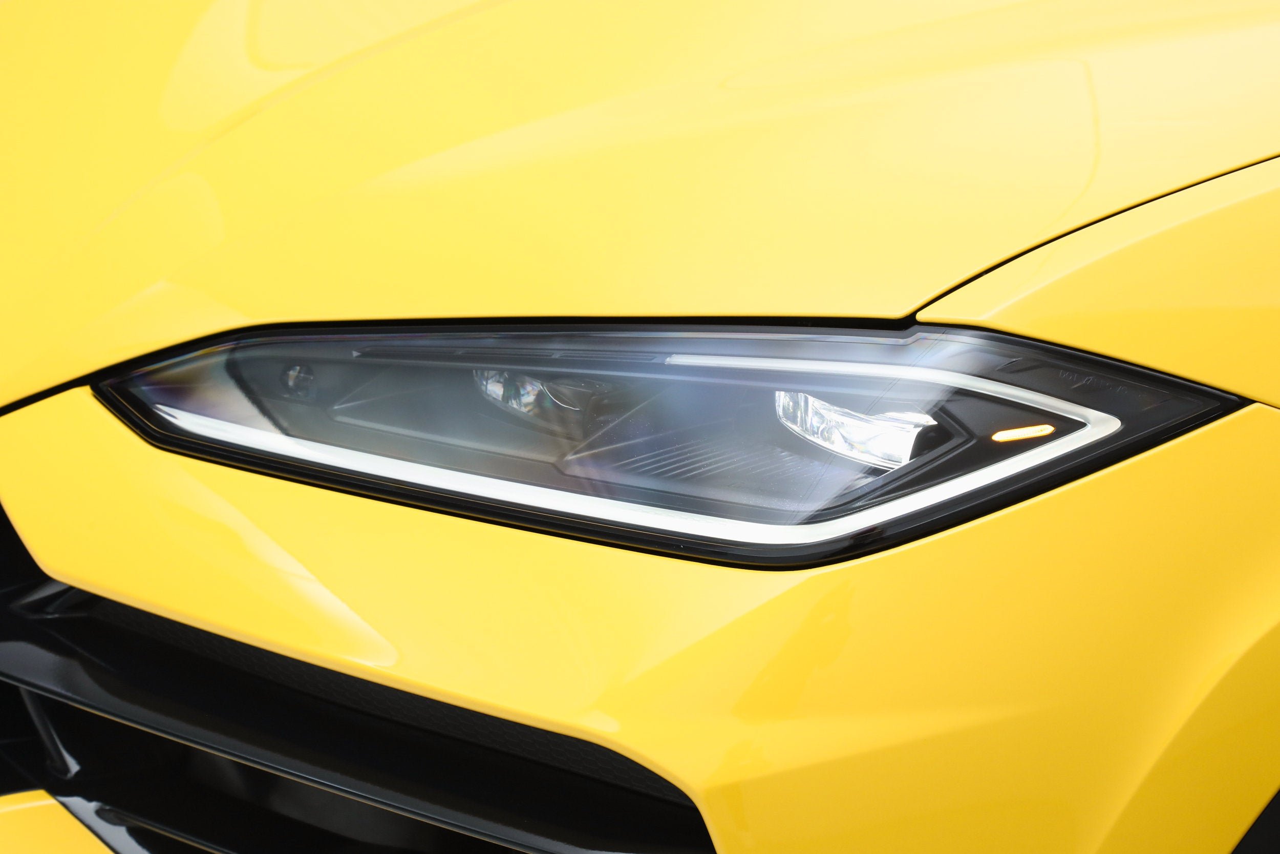 Used 2025 Yellow Lamborghini SE image 11