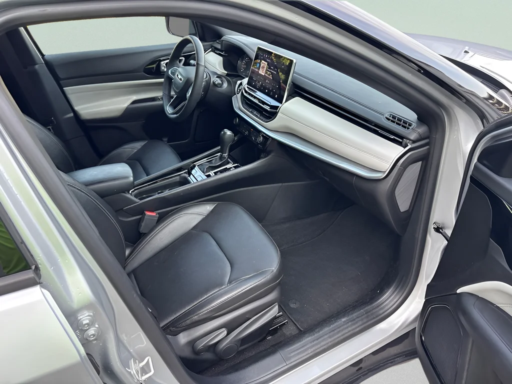 Used 2025 Silver Jeep Limited image 41