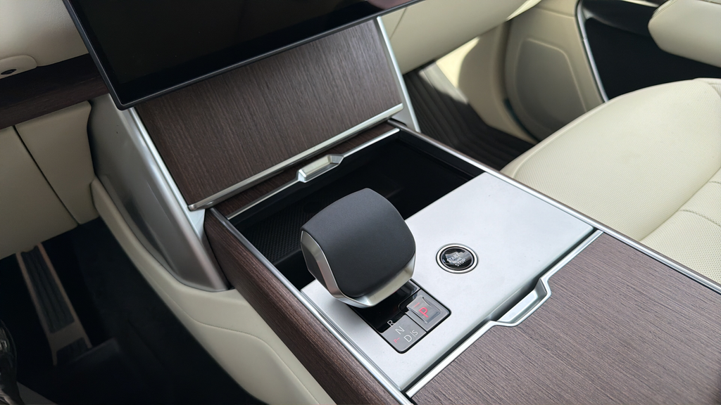 New 2026 Fuji White Land Rover SE image 21