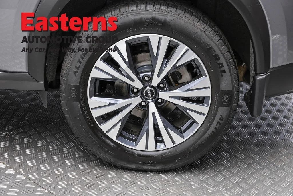 Used 2023 Gray Nissan SV image 8