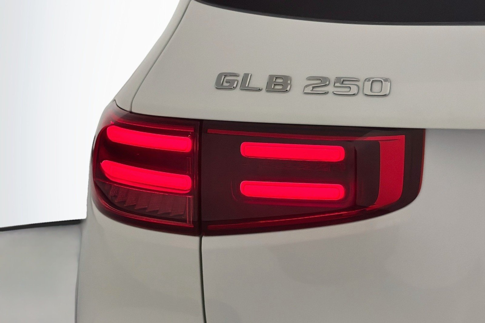 Used 2025 Polar White Mercedes-Benz GLB 250 image 16