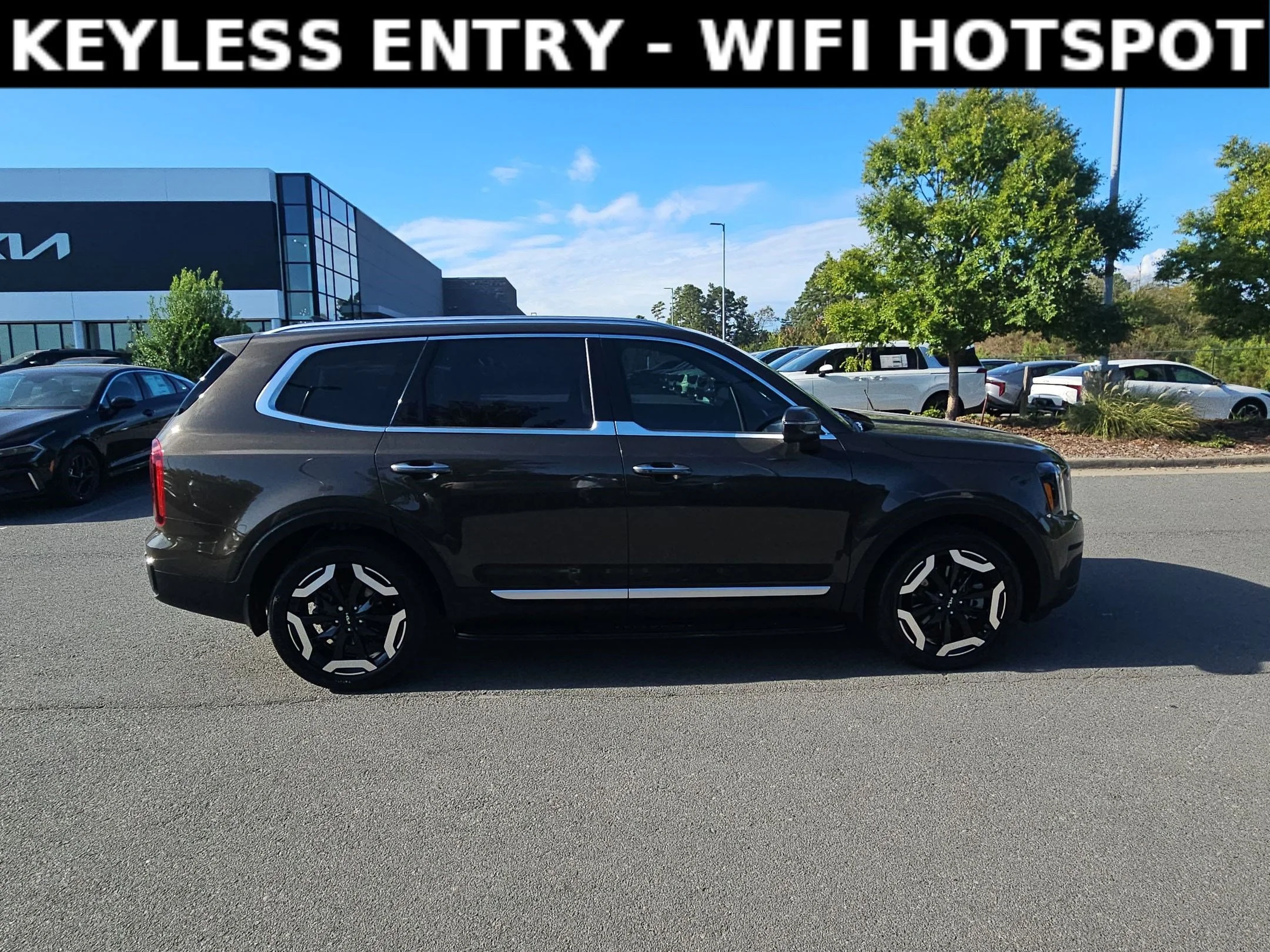 Used 2025 Dark Moss Kia S image 8