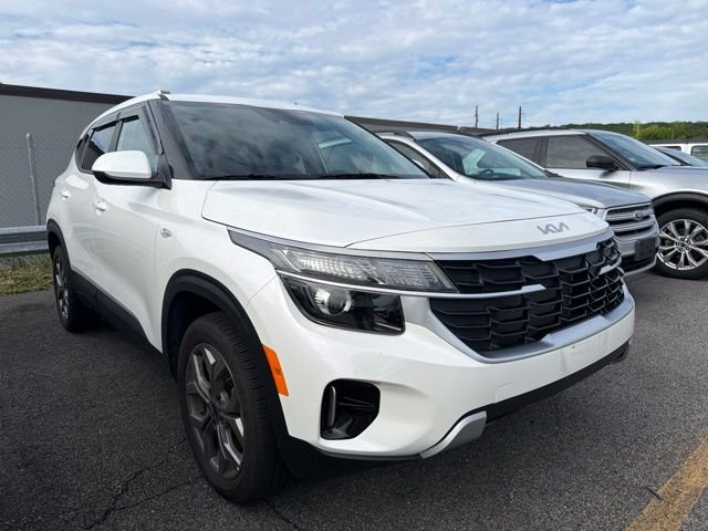 Used 2025 White Kia LX image 2