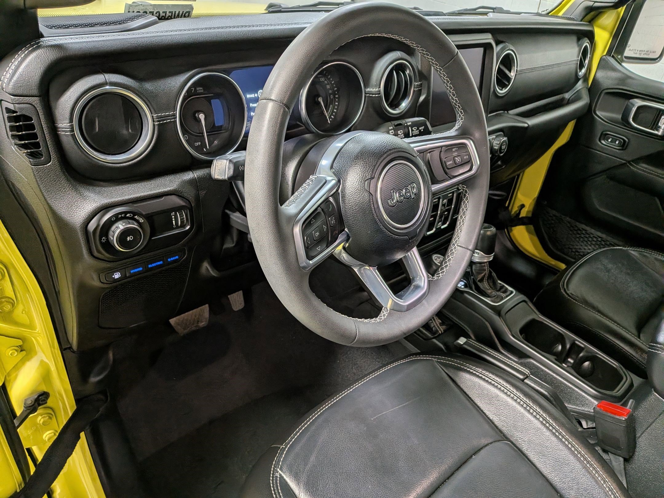 Used 2023 High Velocity Clearcoat Jeep Sahara image 15