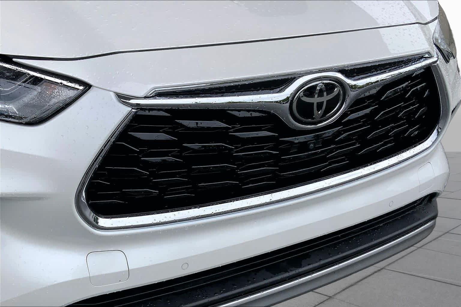 Used 2021 Blizzard Pearl Toyota Platinum image 32
