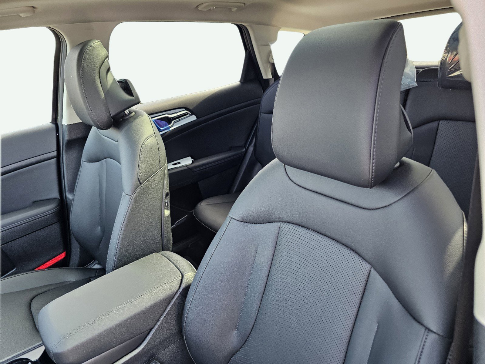 2025 Kia Sportage EX - Photo 16