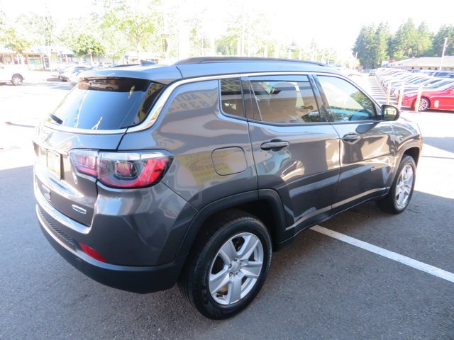 Used 2022 Granite Crystal Metallic Clearcoat Jeep Latitude image 5