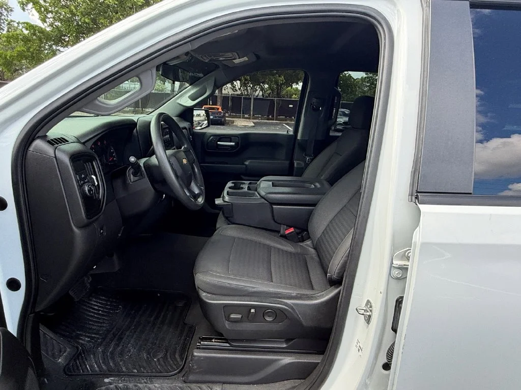 Used 2022 White Chevrolet Custom image 9