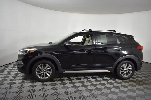 Used 2017 Black Hyundai SE Plus image 6