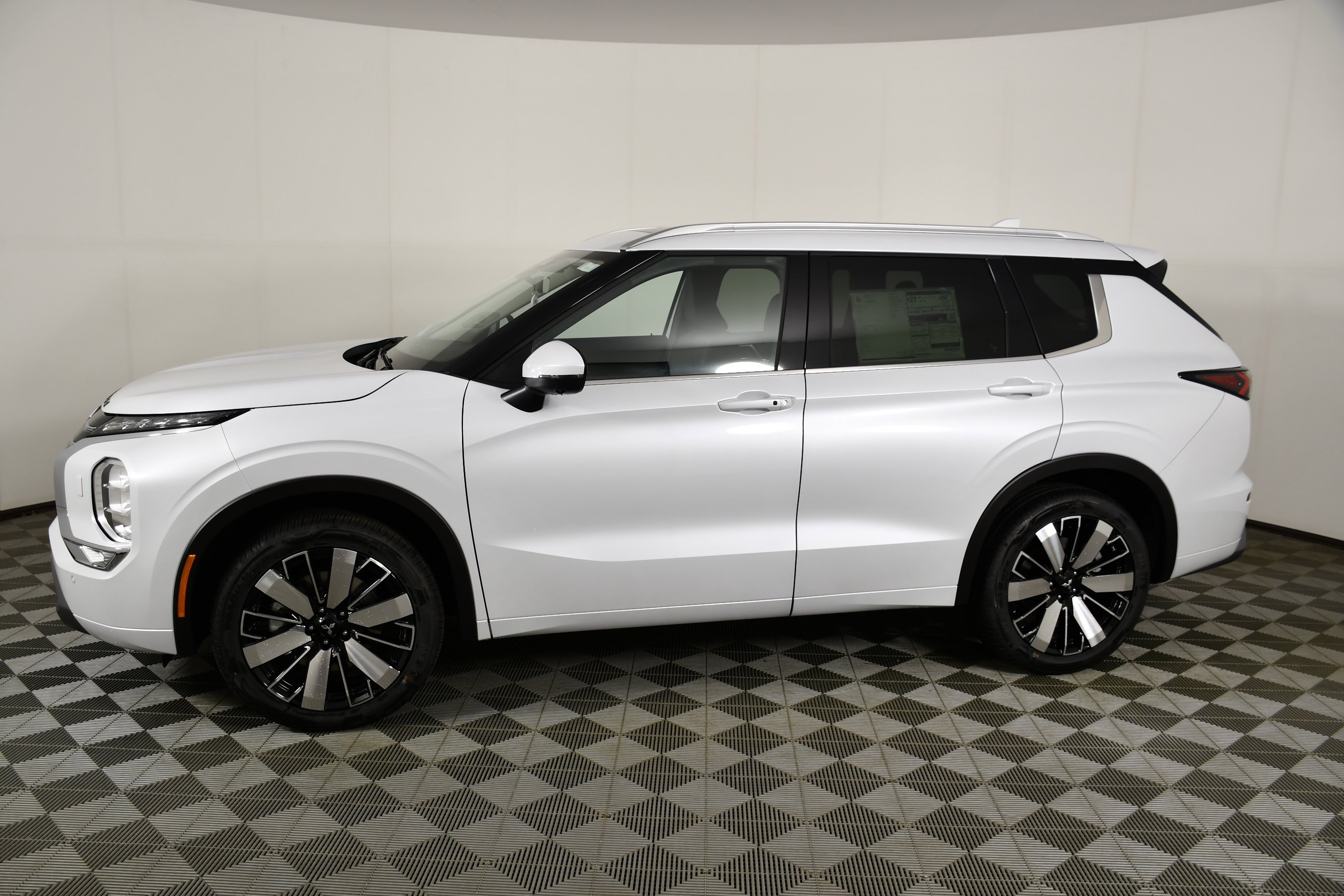 New 2026 White Diamond Mitsubishi SEL image 7