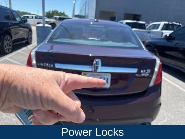 Used 2011 Red Lincoln Base image 10