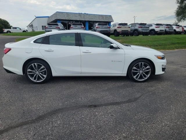 Used 2022 White Chevrolet LT image 4