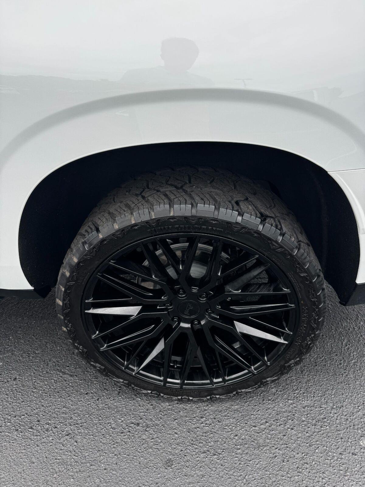Used 2025 Summit White GMC Elevation image 12