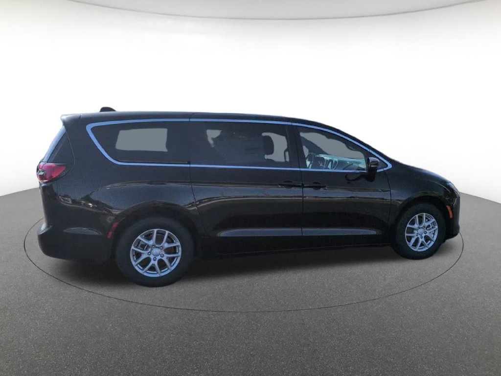 New 2027 Diamond Black Crystal Pearl-Coat Paint Chrysler Select image 6