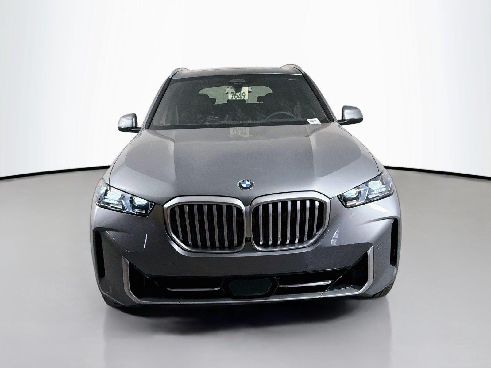New 2026 Skyscraper Grey Metallic BMW sDrive40i image 2