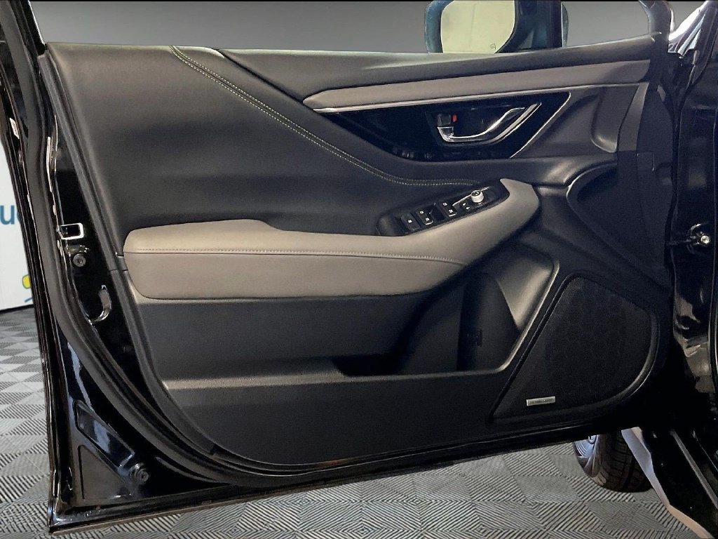 Used 2025 Black Subaru Onyx Edition image 9