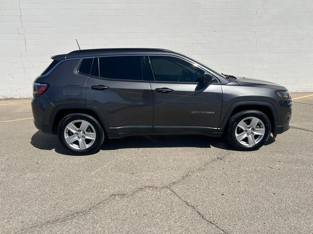 Used 2022 Granite Crystal Clearcoat Metallic Jeep Latitude image 8