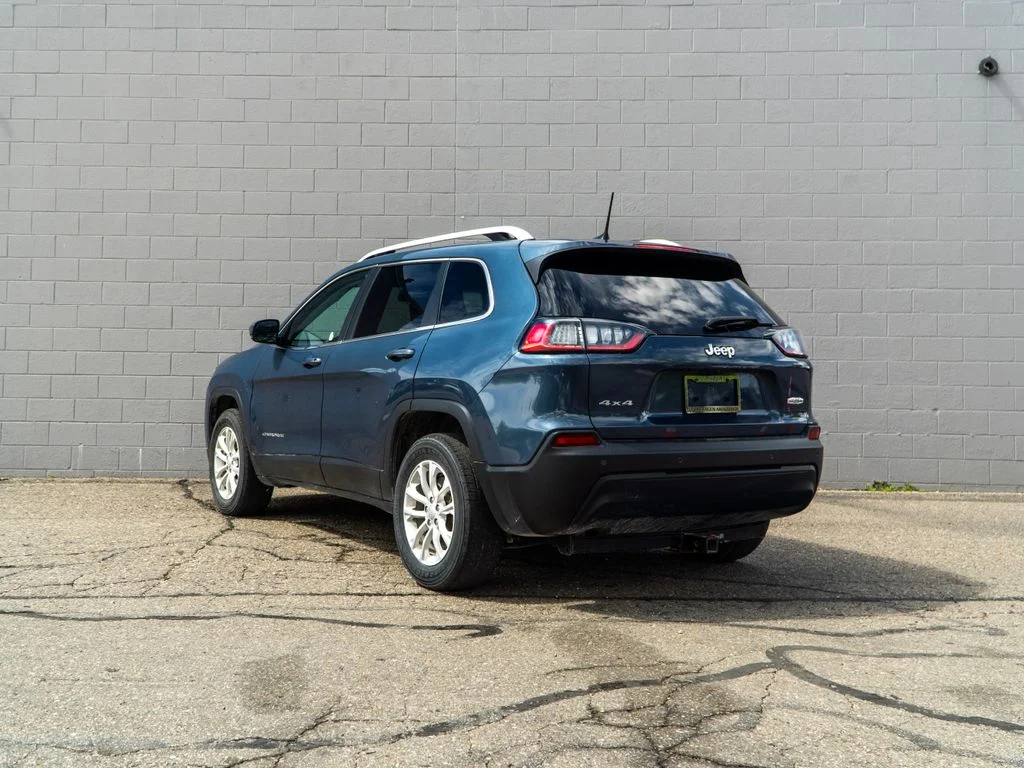 Used 2019 Blue Jeep Latitude image 3