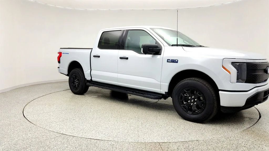 Used 2025 Space White Metallic Ford XLT 4WD SuperCrew 5.5