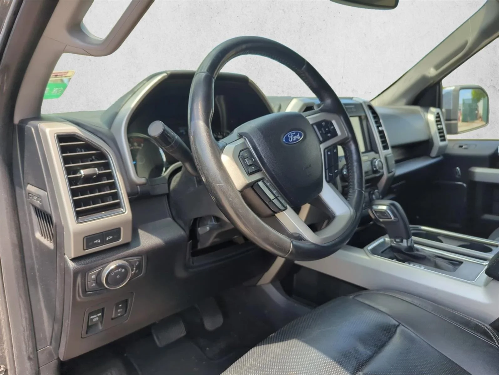 Used 2018 Magnetic Metallic Ford LARIAT image 12