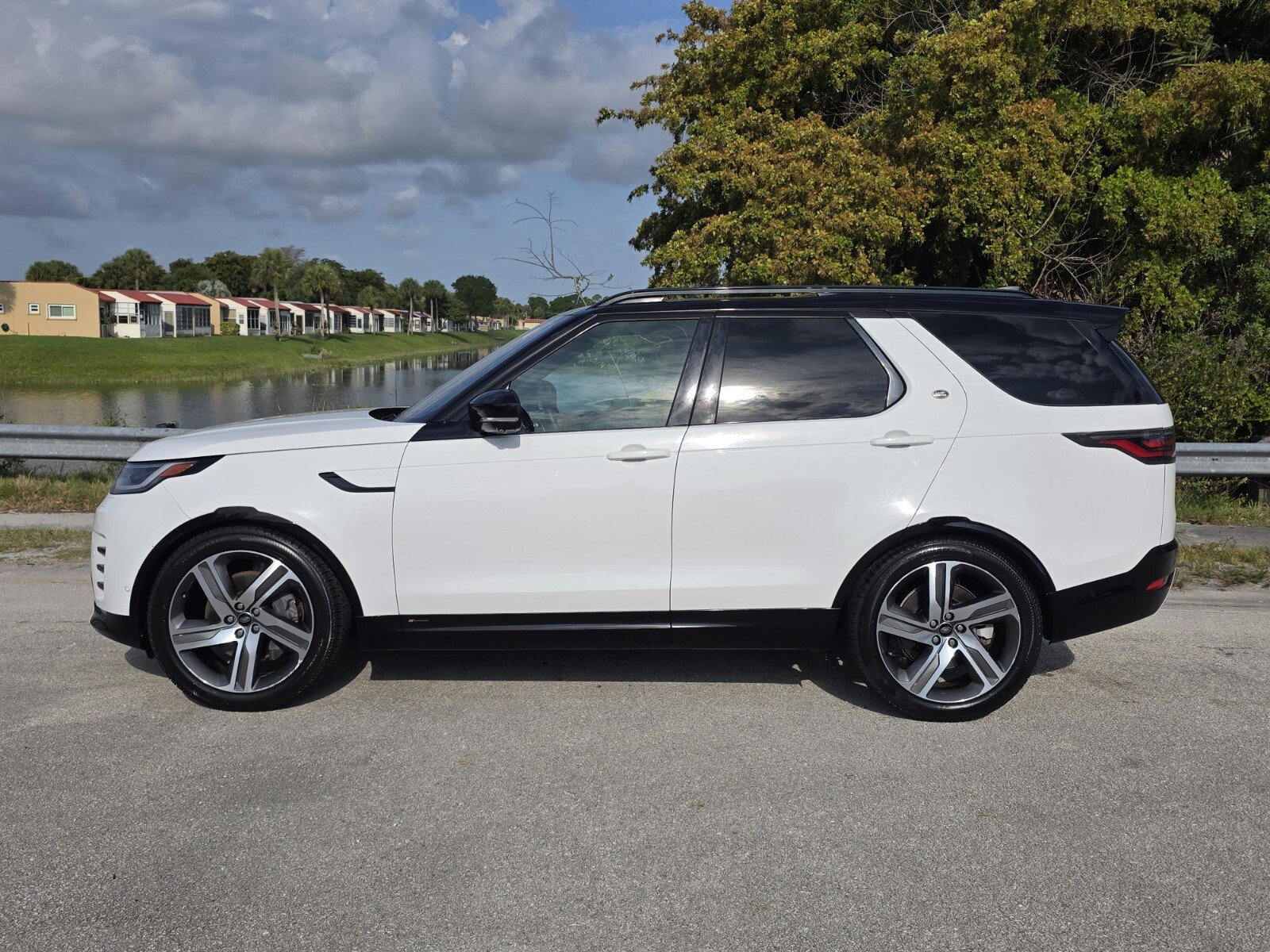 Certified Used 2022 Fuji White Land Rover HSE R-Dynamic image 7