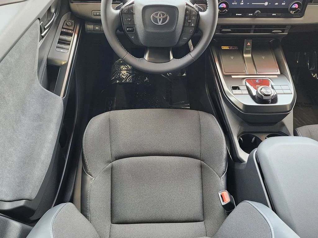 New 2026 Wind Chill Pearl <sup>1</sup> Toyota  SE image 7
