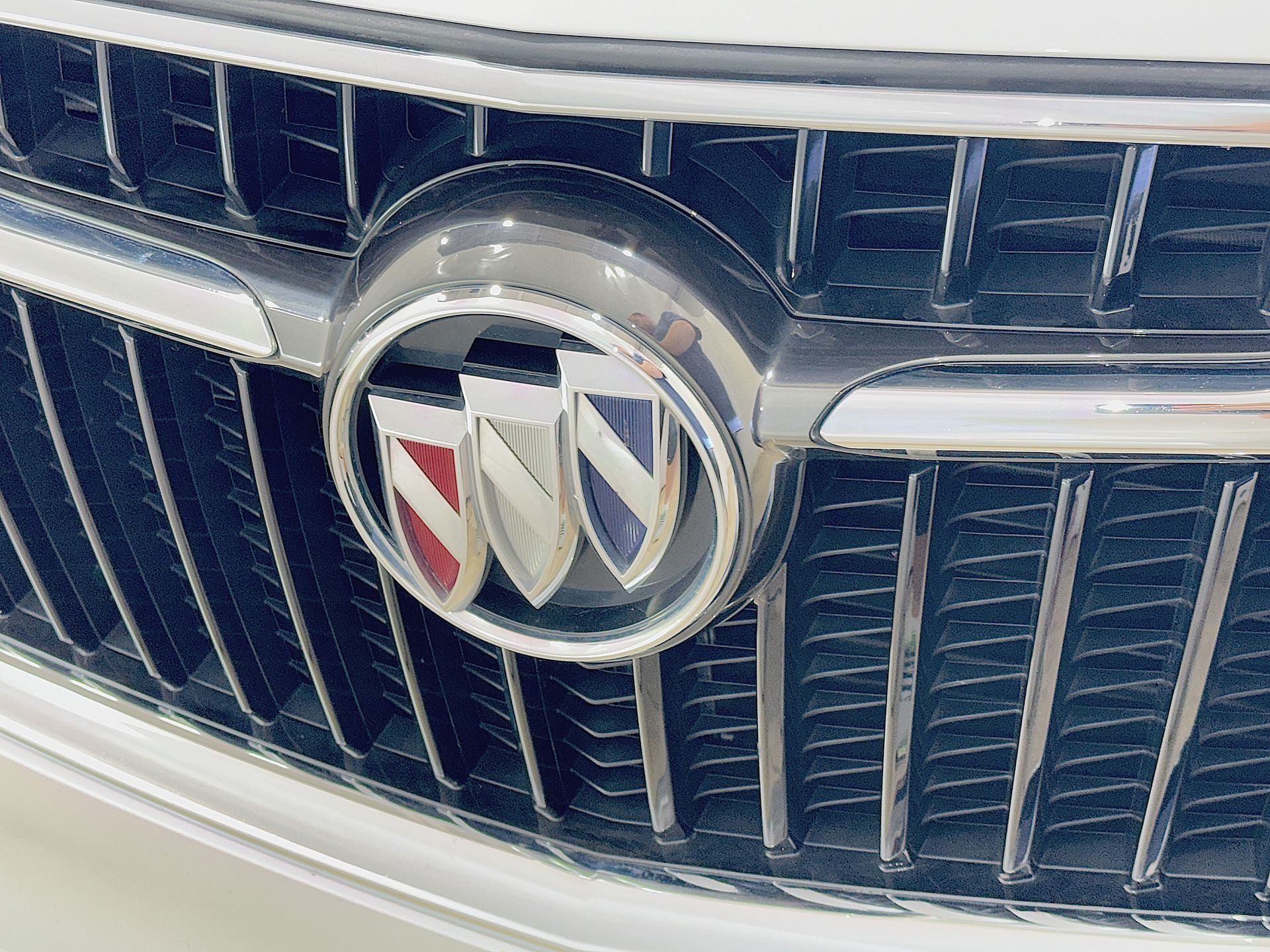 Used 2018 White Frost Tricoat Buick Essence image 29