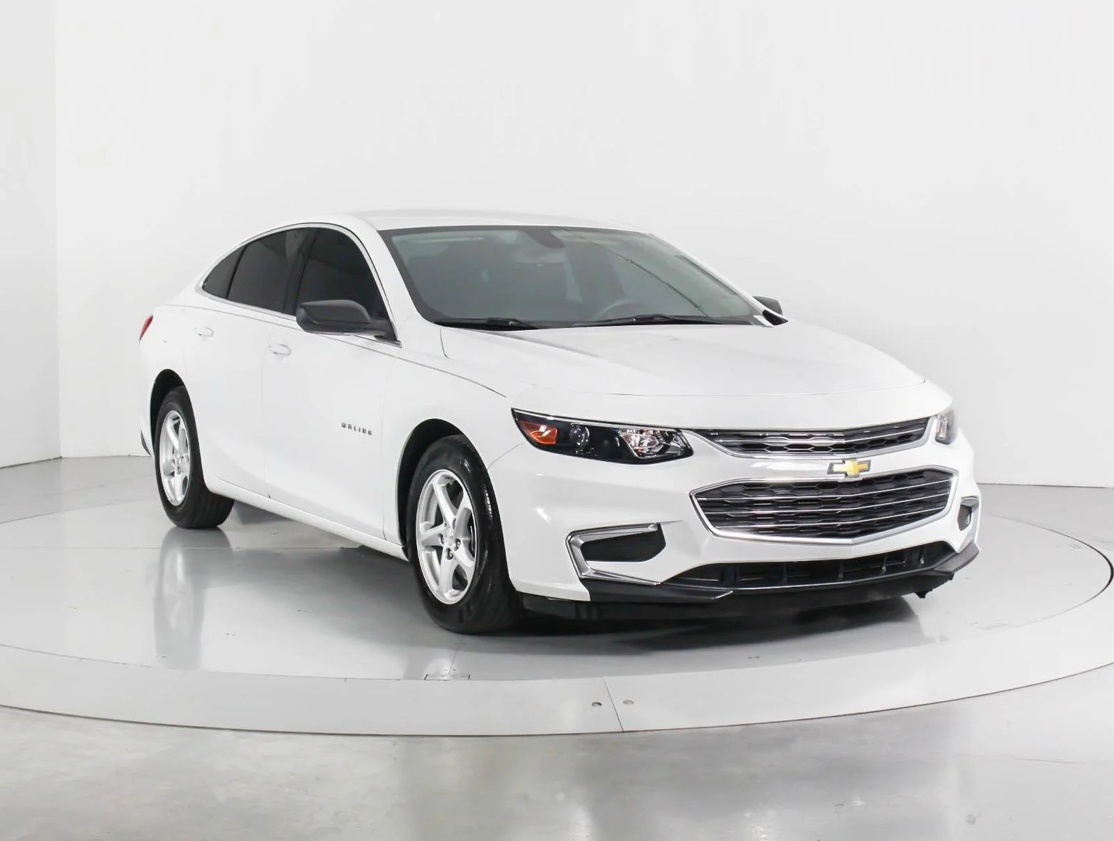 Used 2018 White Chevrolet LS image 11