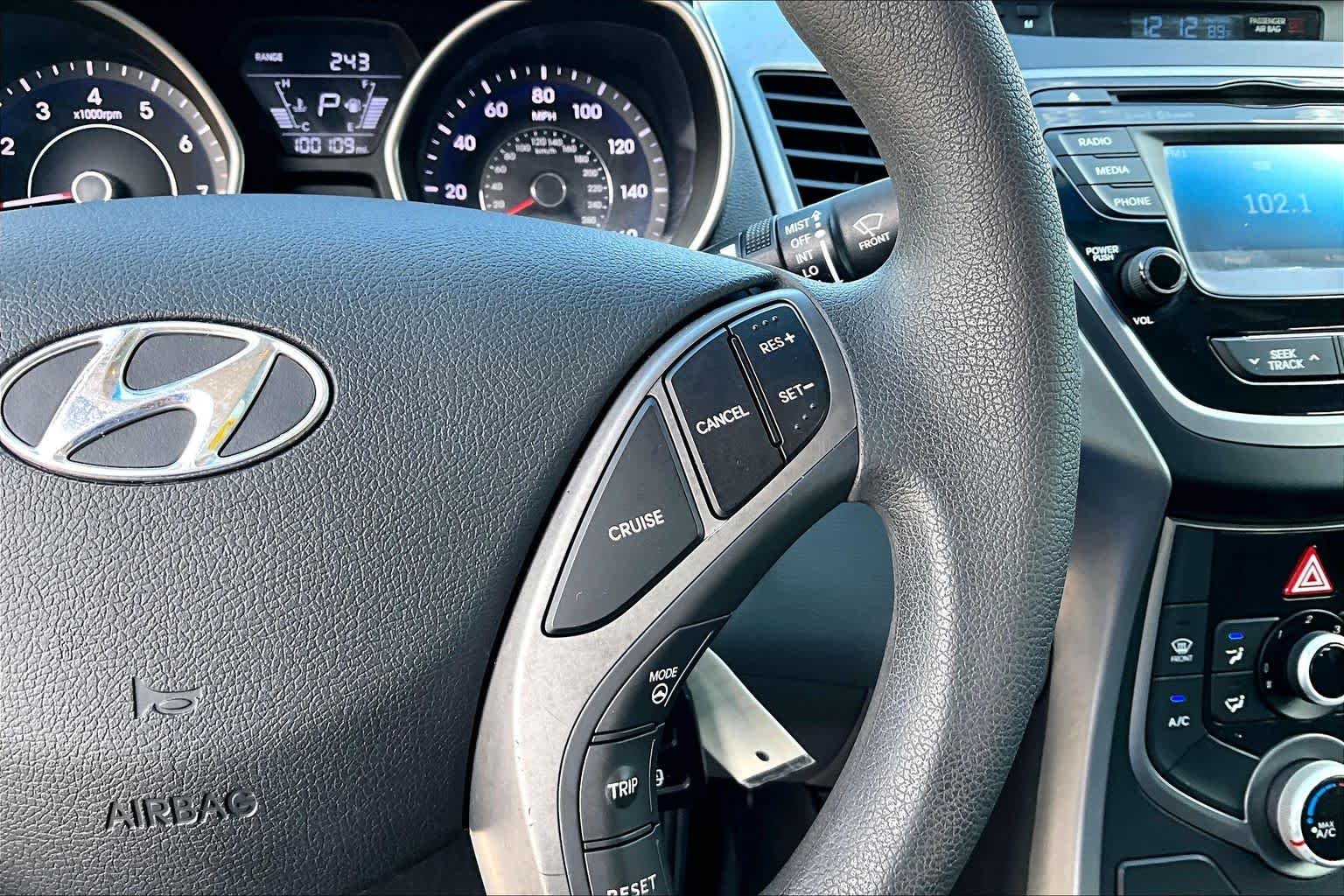 Used 2015 Quartz White Pearl Hyundai SE image 25