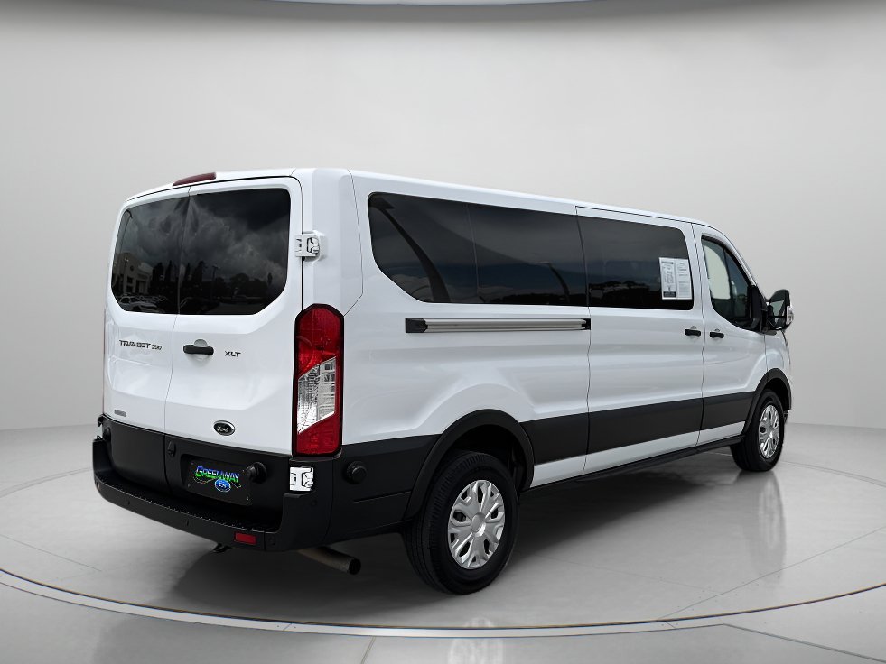 Used 2024 Oxford White Ford XLT image 3