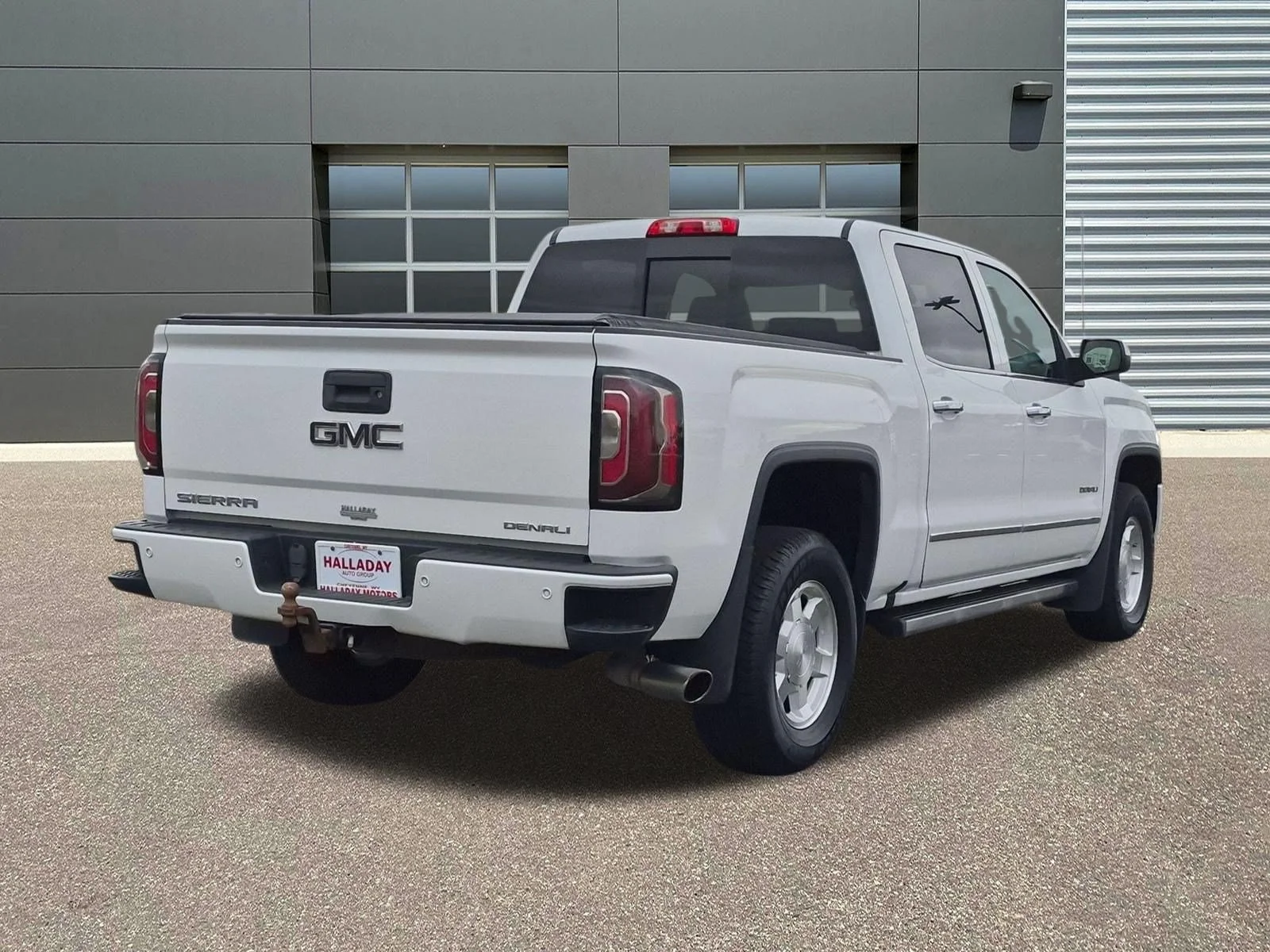 Used 2016 White Frost Tricoat GMC Denali image 5